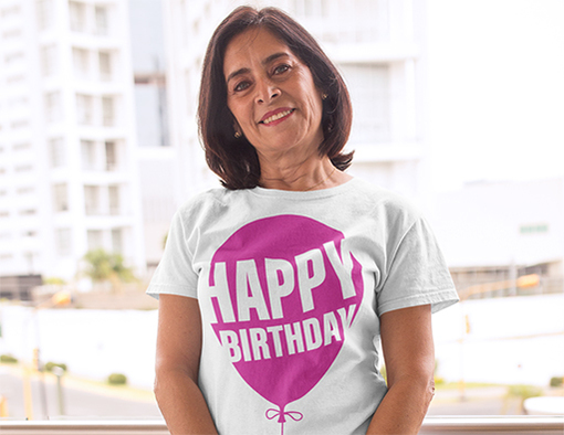 Niebanalny prezent – urodzinowa koszulka dla babci