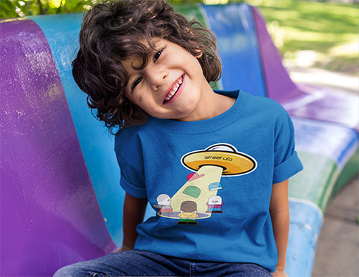 Grafika podwórkowa na koszulce dla malucha – dziecięce stylizacje